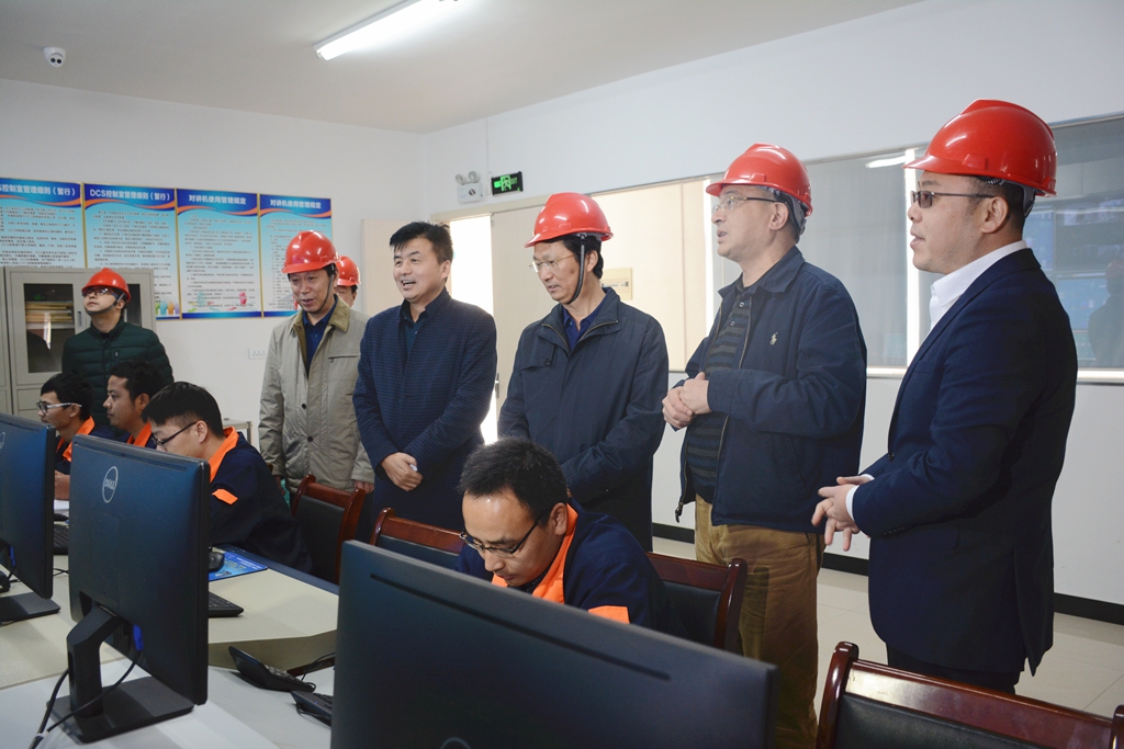 视察企业监控中心1_副本.jpg 视察企业监控中心1_副本.jpg