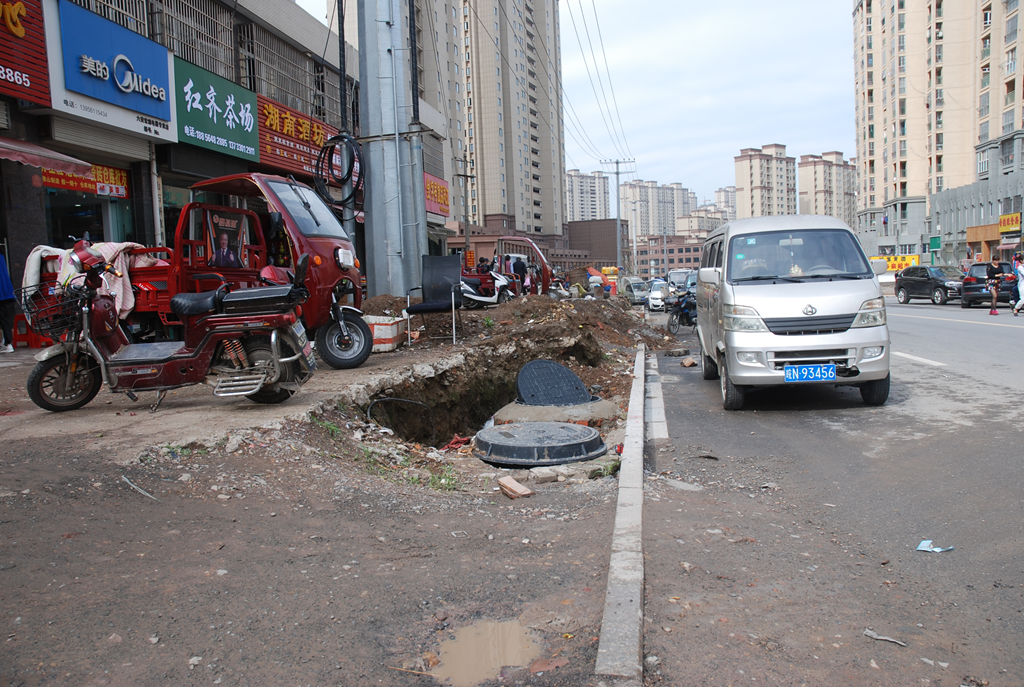 紫竹林路边未完工的人行道1_副本.png 紫竹林路边未完工的人行道1_副本.png
