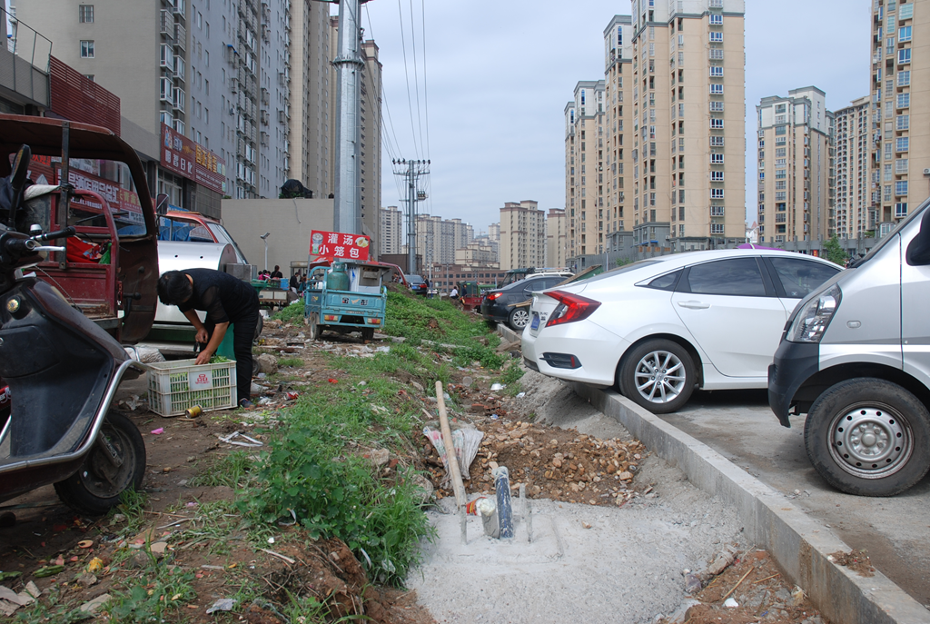 紫竹林路边未完工的人行道2_副本.png 紫竹林路边未完工的人行道2_副本.png