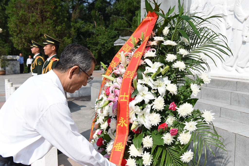 06马彪副主席在整理花篮缎带_副本.jpg 06马彪副主席在整理花篮缎带_副本.jpg