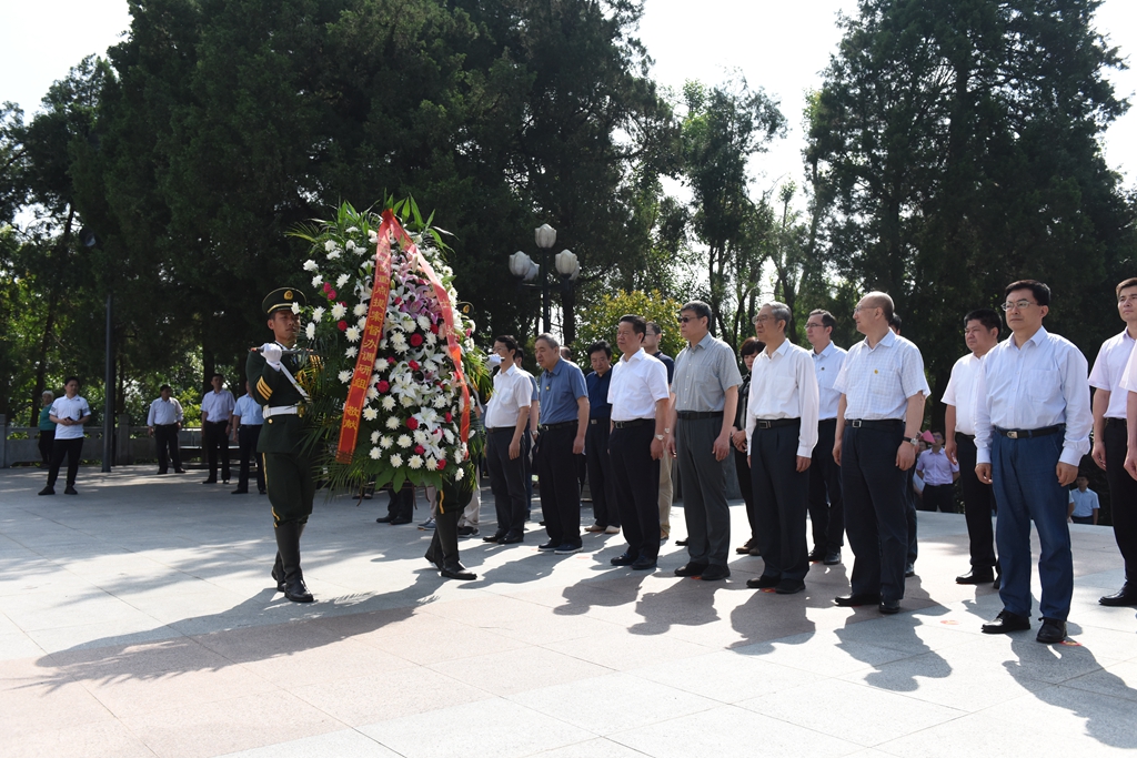 05在金寨红军广场向革命烈士敬献花篮_副本.jpg 05在金寨红军广场向革命烈士敬献花篮_副本.jpg