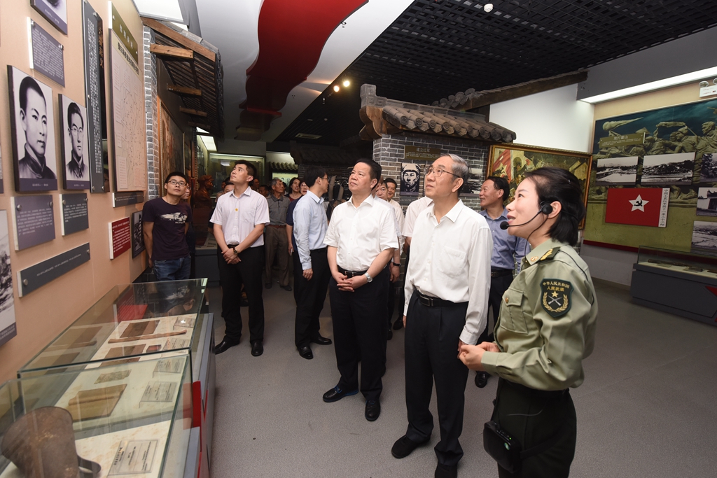 07在参观金寨县革命博物馆_副本.jpg 07在参观金寨县革命博物馆_副本.jpg