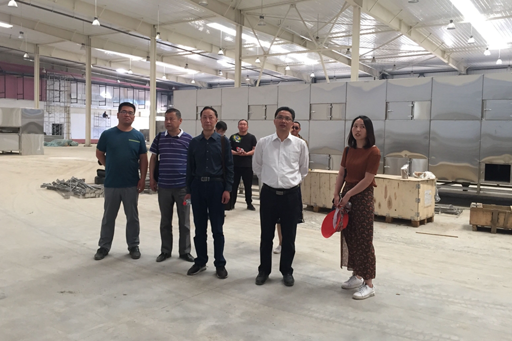 1考察组在大同宜民产业发展有限公司黄花产业园.jpg 1考察组在大同宜民产业发展有限公司黄花产业园.jpg