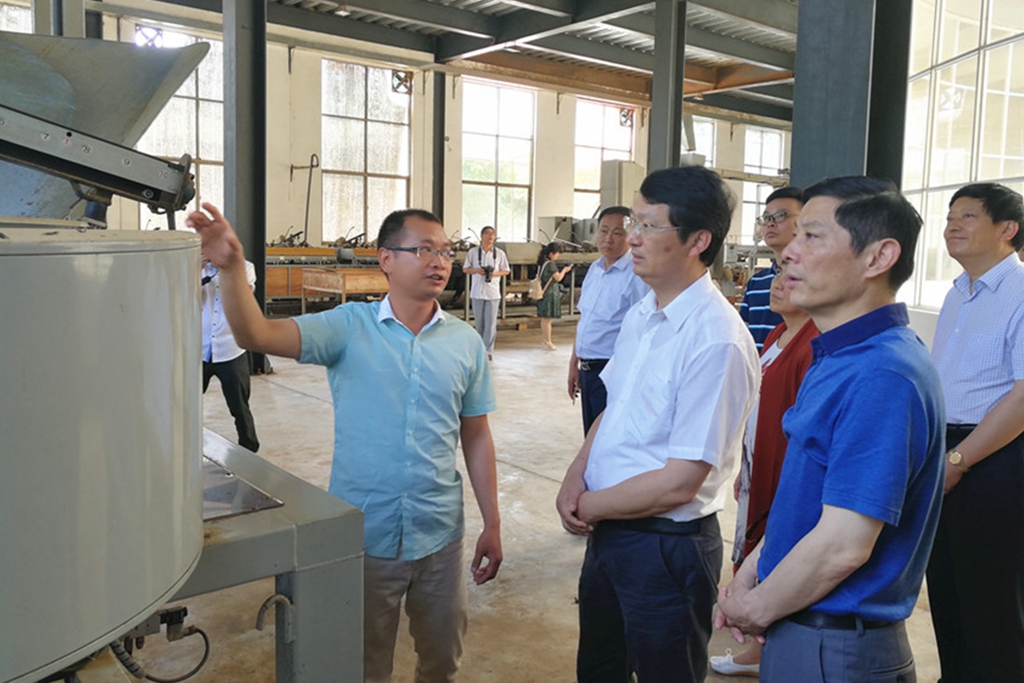 02考察罗山县申林茶叶公司生产车间_副本.jpg 02考察罗山县申林茶叶公司生产车间_副本.jpg