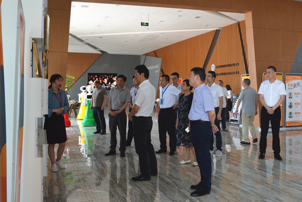 04考察潜江市龙虾职业学院_副本.jpg 04考察潜江市龙虾职业学院_副本.jpg