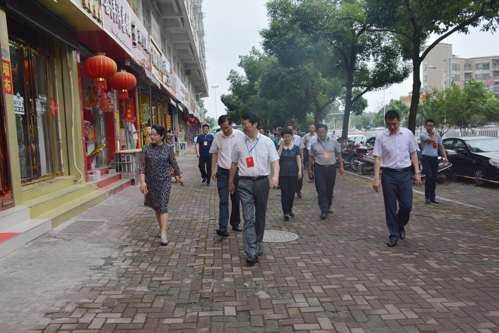 1、视察团在六安大市场_副本.jpg 1、视察团在六安大市场_副本.jpg