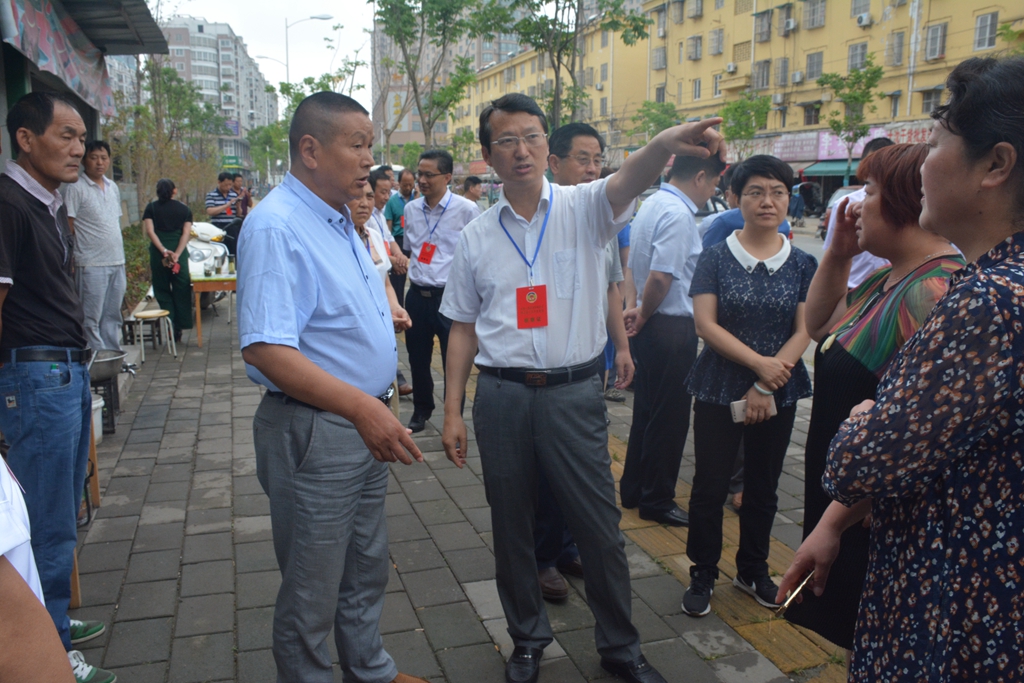 4、视察团在南门农贸市场_副本.jpg 4、视察团在南门农贸市场_副本.jpg