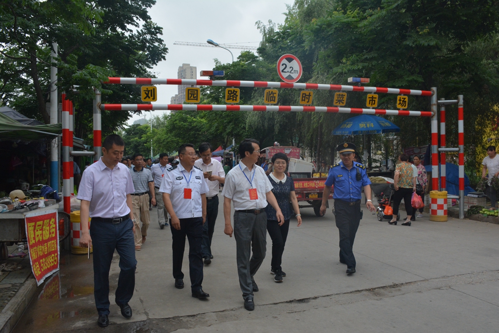 3、视察团在刘园路临时摊点群_副本.jpg 3、视察团在刘园路临时摊点群_副本.jpg