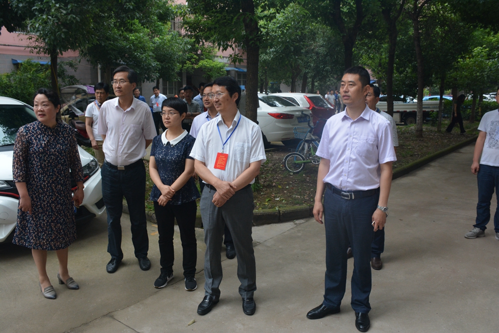 2、视察团在梅山北路小区_副本.jpg 2、视察团在梅山北路小区_副本.jpg