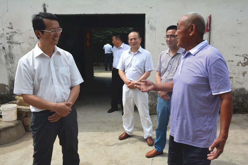 04看望慰问贫困户张友传.jpg 04看望慰问贫困户张友传.jpg