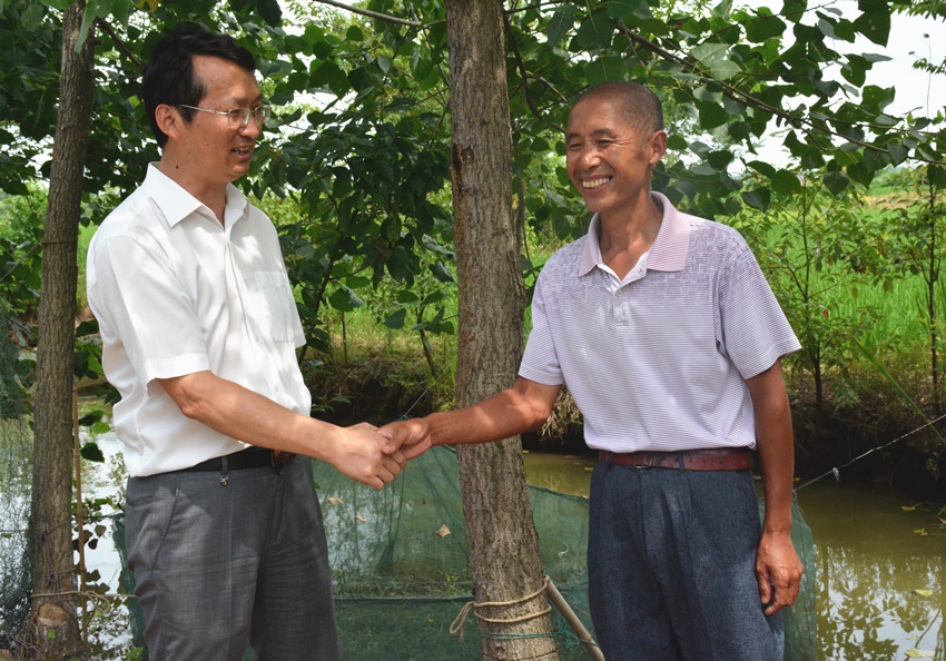 05看望慰问贫困户郭正安.jpg 05看望慰问贫困户郭正安.jpg